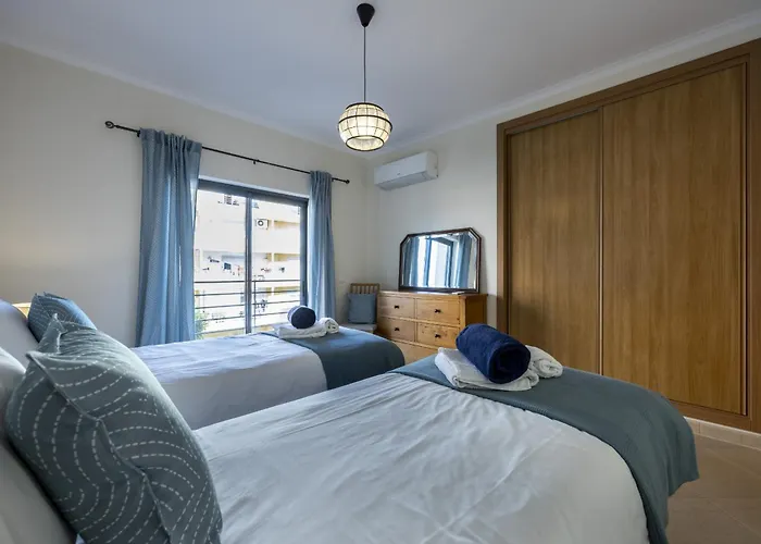 Sea Breeze Apartment *